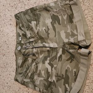 SO Kohls Midi Camoflage Shorts Size 9